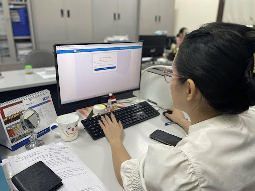 Thí sinh dự thi bằng máy tính