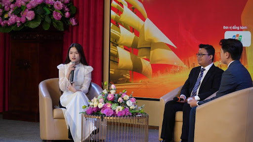 Thí sinh đạt giải Nhất - bạn Phạm Thị Thu Thảo (Đồng Tháp) giao lưu cùng với các đại biểu và khách mời tham dự buổi lễ