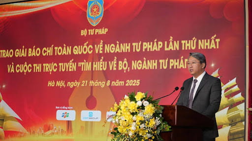 Minister of Justice Nguyễn Hải Ninh delivering remarks at the Award Ceremony.