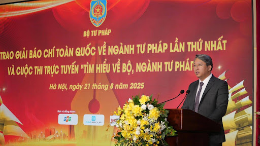 Bộ trưởng Bộ Tư pháp Nguyễn Hải Ninh chia sẻ tại Lễ trao giải