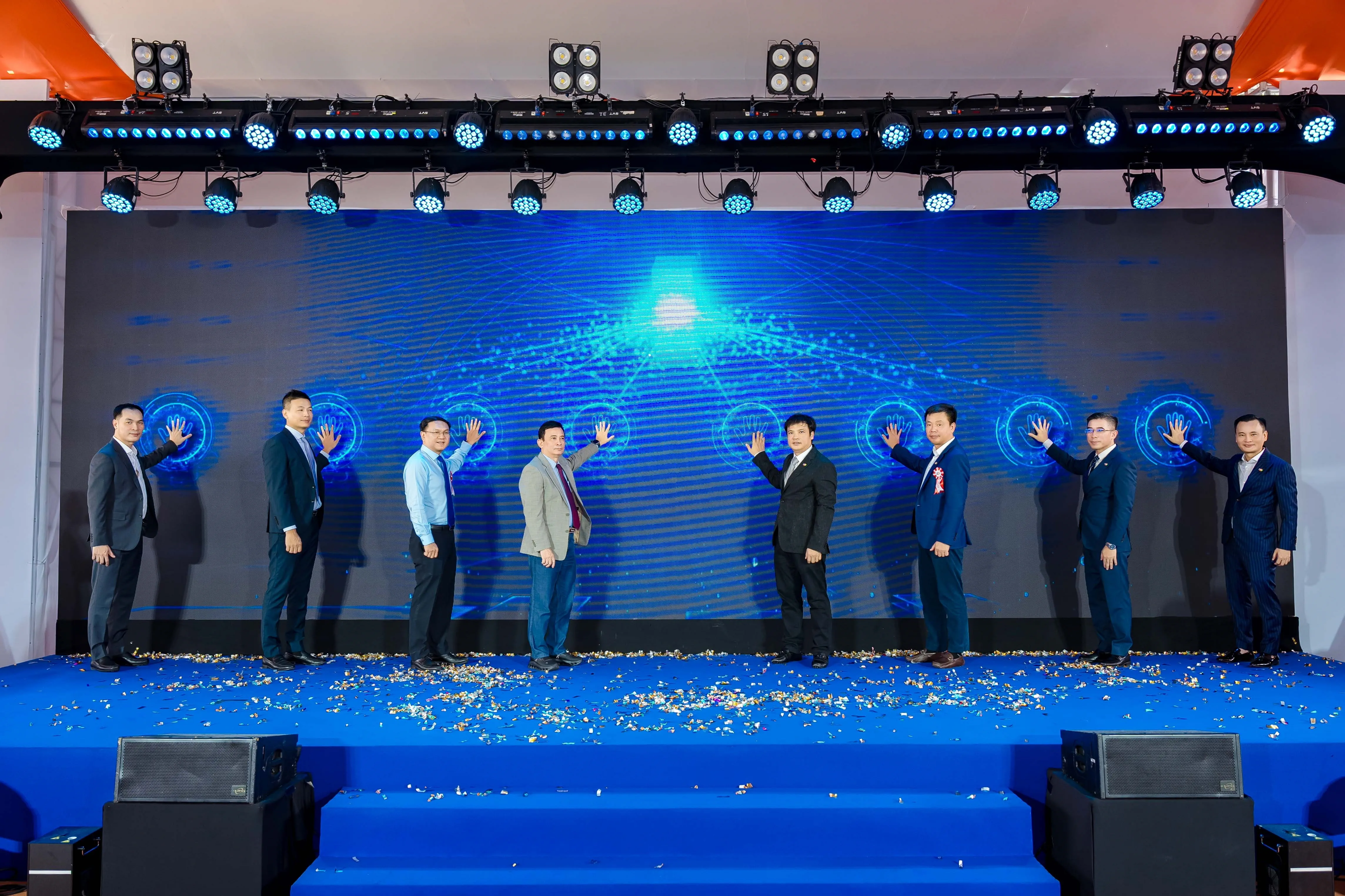 Distinguished guests performing the inauguration ceremony of the FPT Fornix HCM02 Data Center.