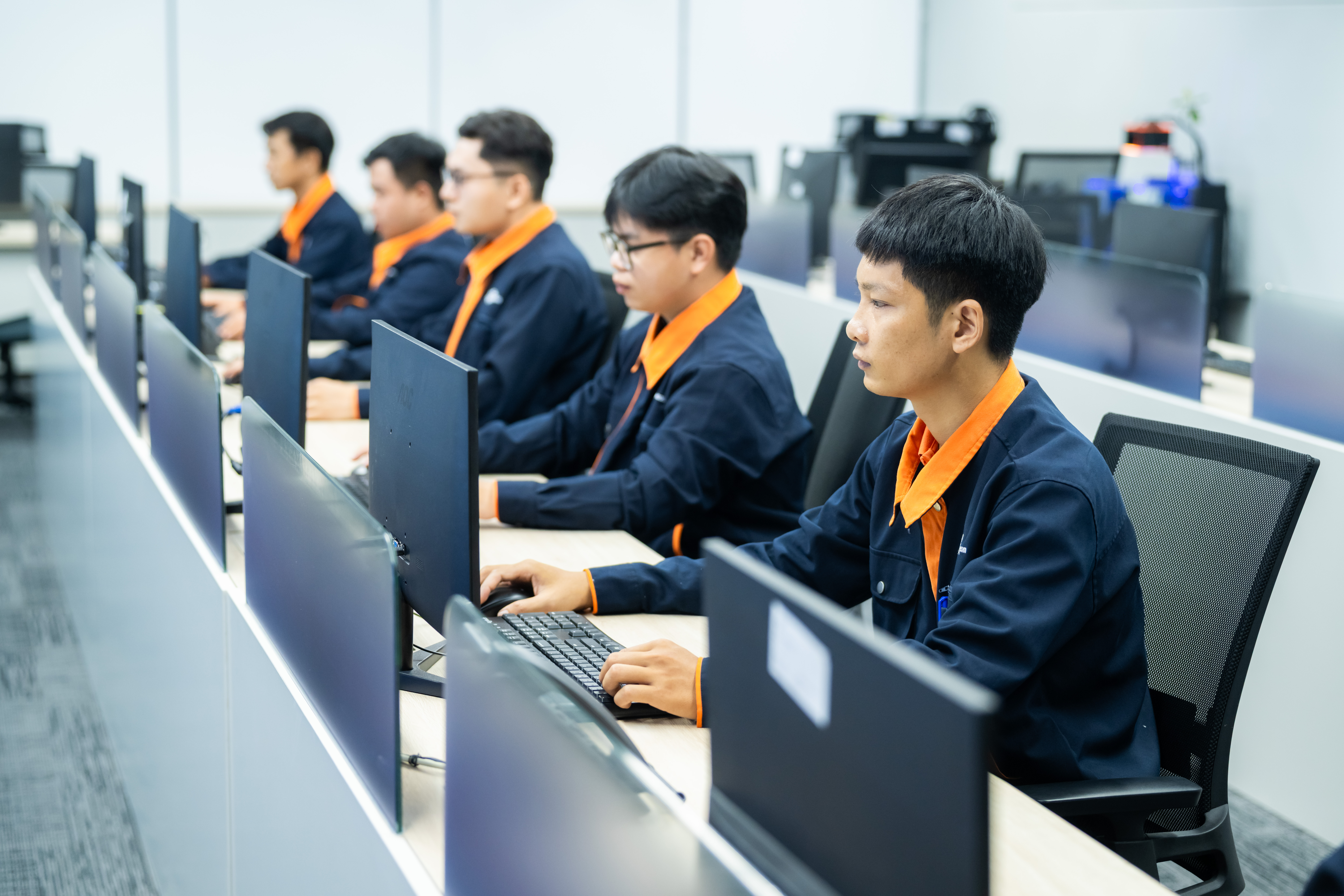 FPT engineers at the FPT Fornix HCM02 Data Center.