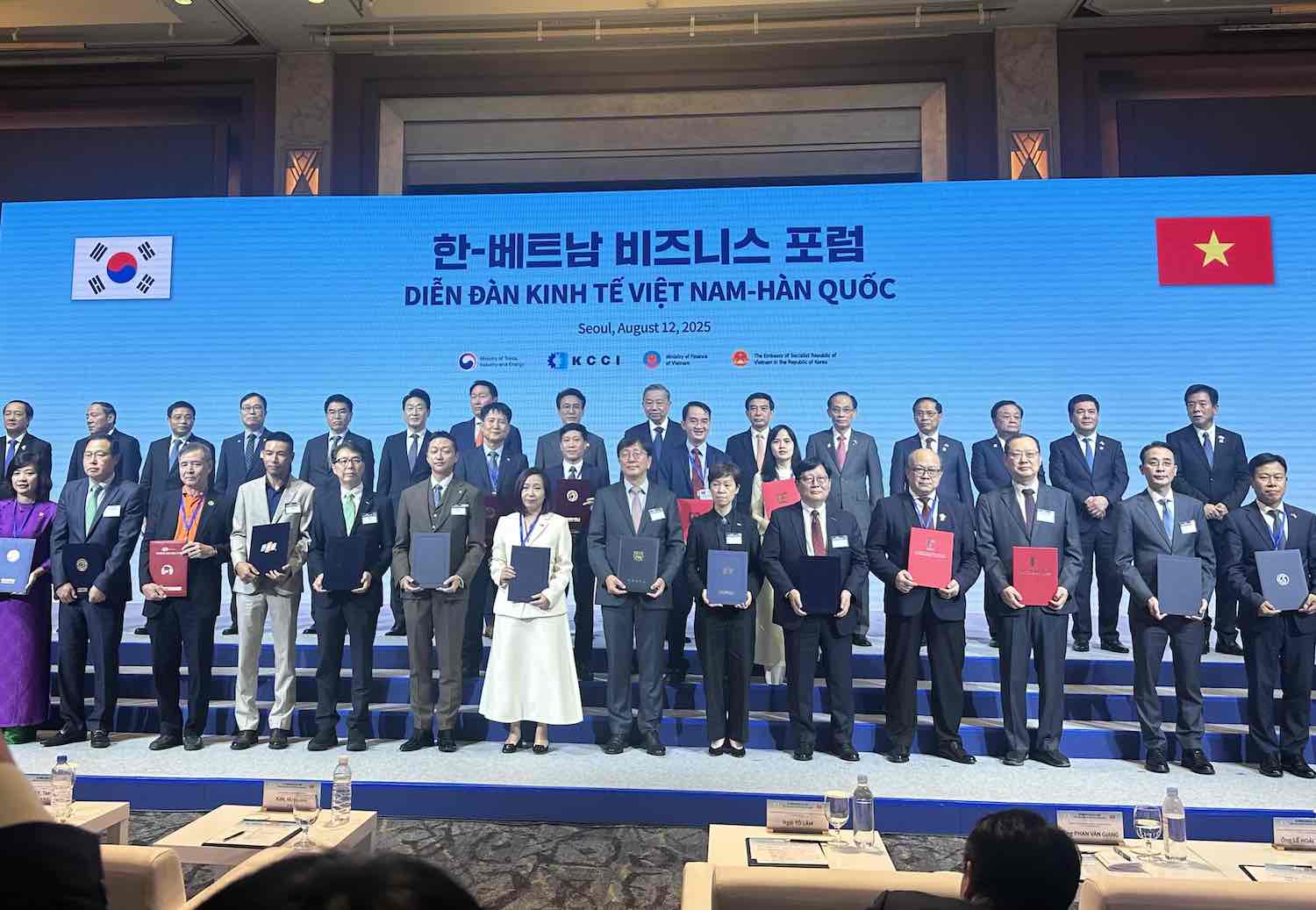 Mr. Le Truong Tung, Chairman of the FPT University Council (first row, fifth from left), and Mr. Ha Minh Tuan, CEO of FPT Korea, FPT Corporation (first row, sixth from left), receive the cooperation agreements in the presence of General Secretary To Lam and Korean Prime Minister Kim Min Seok.