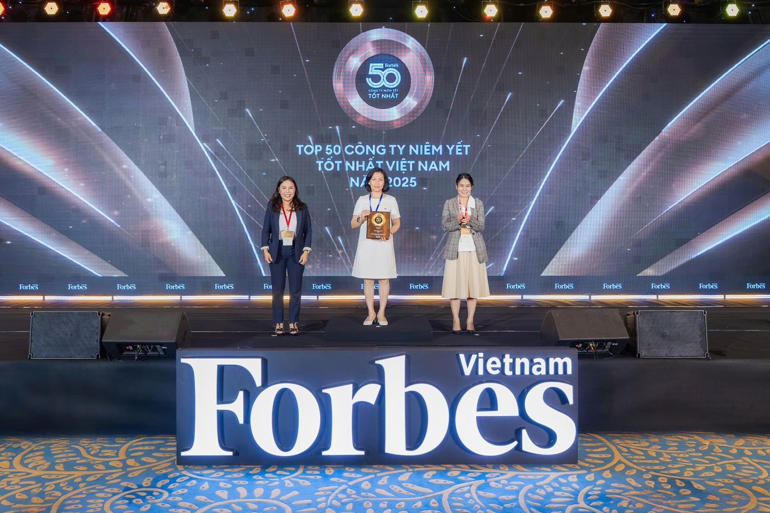 Ms. Trần Thị Kim Phượng, Director of FPT Software HCM, FPT Corporation (center), representing the company to receive the award.