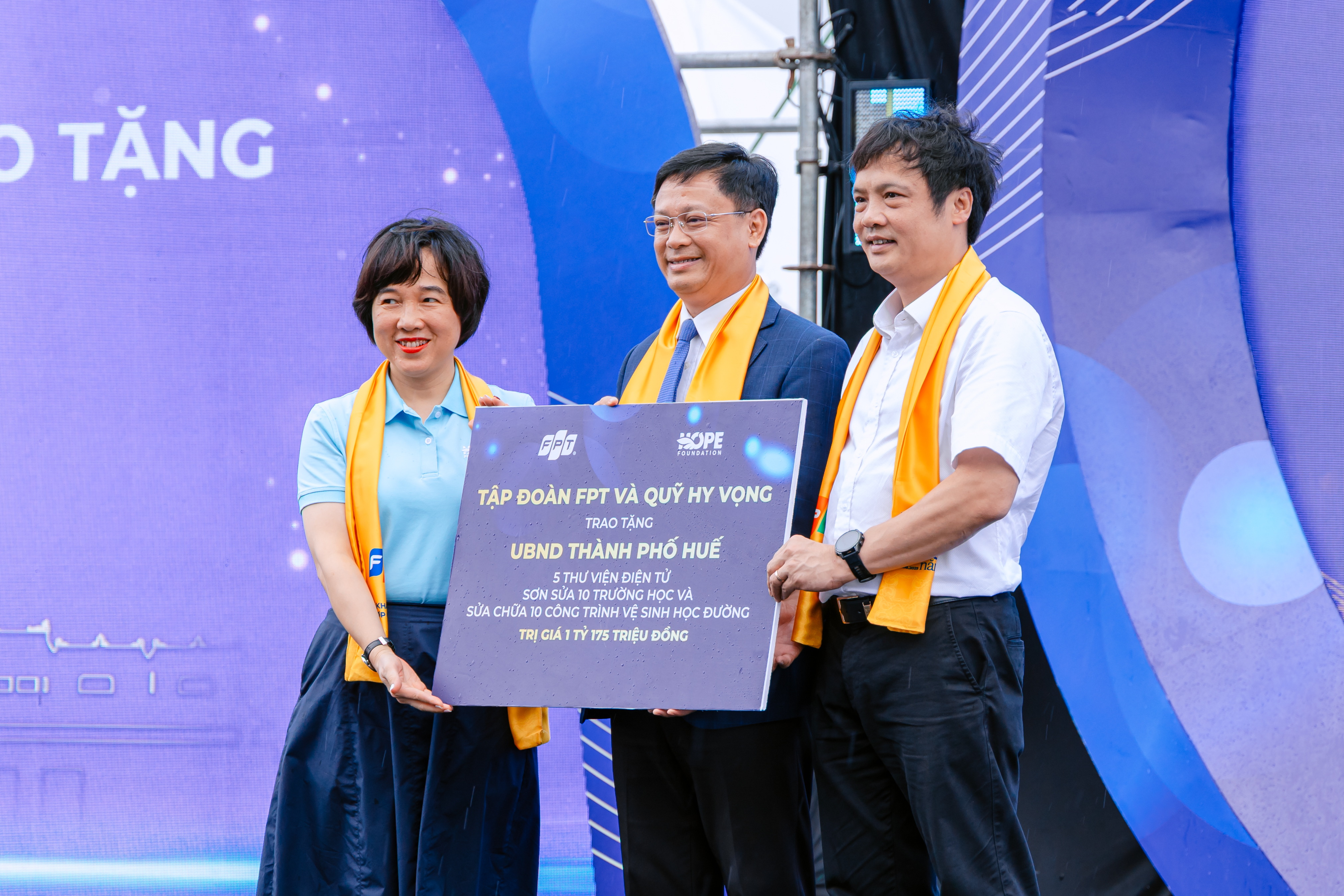 Ông Nguyễn Văn Khoa, Tổng Giám đốc Tập đoàn FPT, và bà Nguyễn Xuân Tú, Giám đốc điều hành Quỹ Hy vọng, trao quà tặng cho lãnh đạo UBND TP.Huế