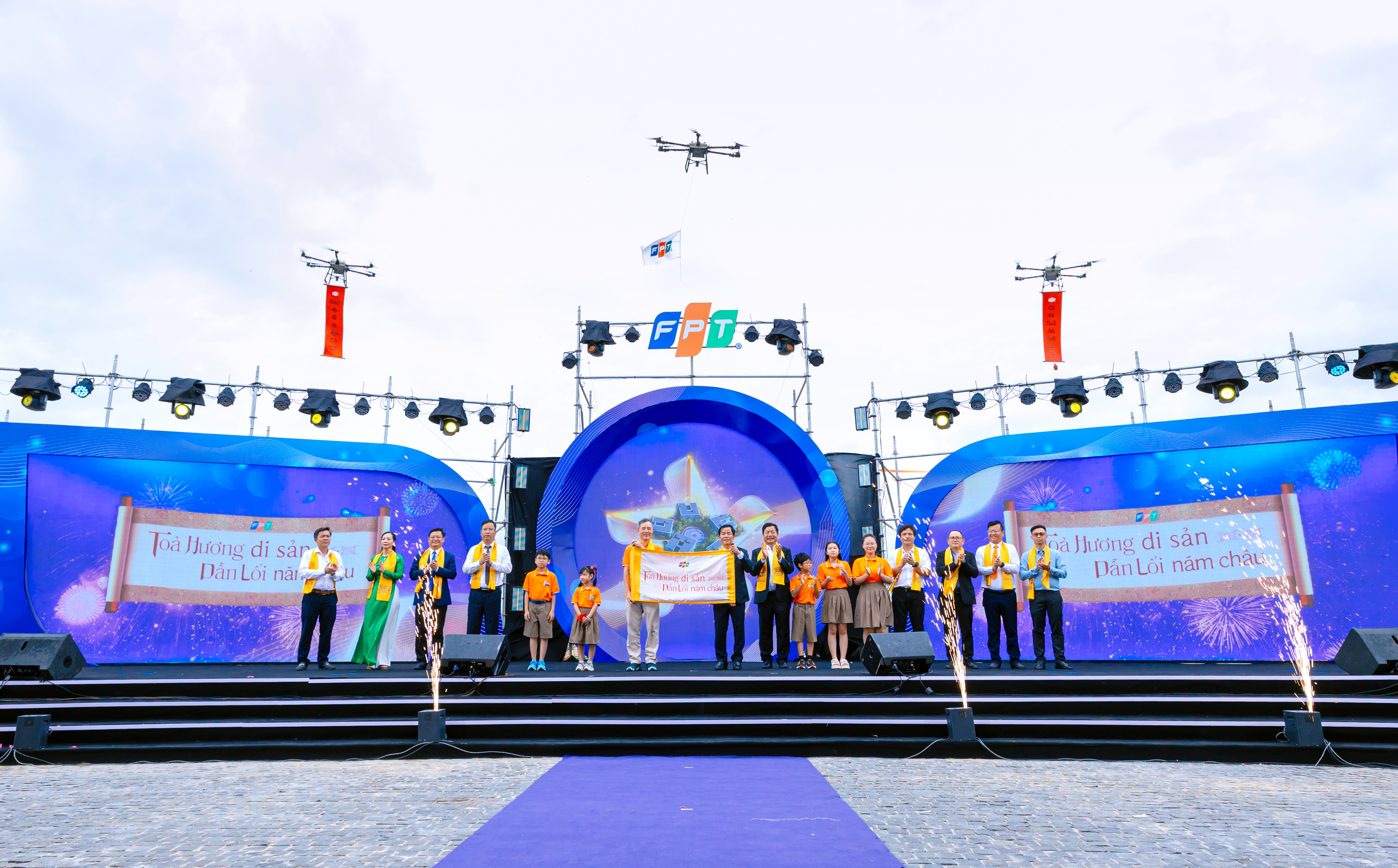 Đại diện Tập đoàn FPT và lãnh đạo Thành phố Huế thực hiện nghi thức Khánh thành Tổ hợp Giáo dục FPT Huế