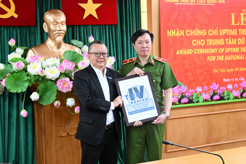 Ngài Patrick Chan, Phó Chủ tịch khu vực Châu Á, Uptime Institute trao cho Thiếu tướng Nguyễn Ngọc Cương chứng chỉ Uptime Tier IV giai đoạn thiết kế