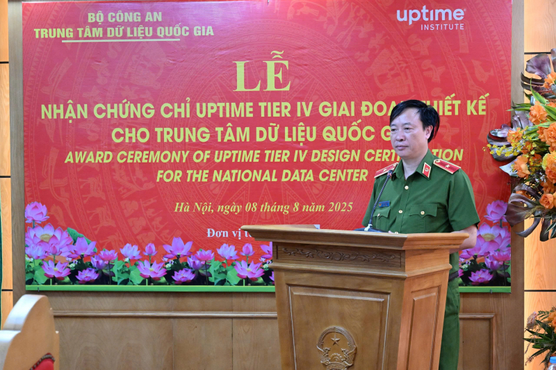 Thiếu tướng Nguyễn Ngọc Cương, Giám đốc Trung tâm Dữ liệu quốc gia phát biểu tại lễ nhận chứng chỉ.