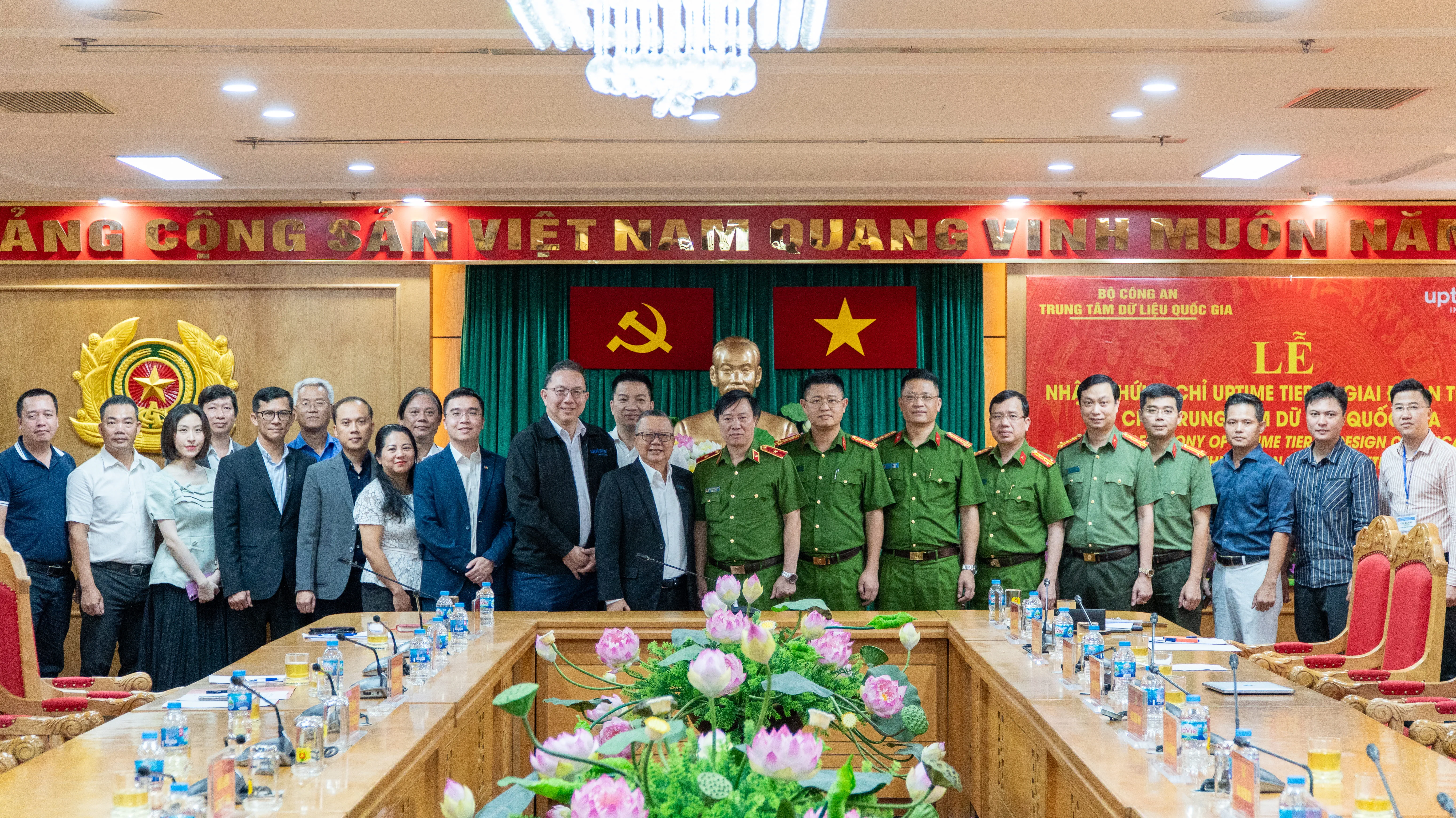 Distinguished guests taking a group photo at the ceremony.