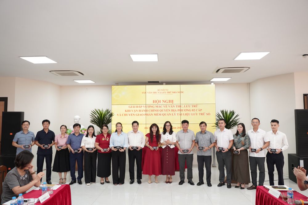 FPT presented the FPT iSOMA document digitization software to representatives of 15 northern provinces and cities. (Photo: FPT)