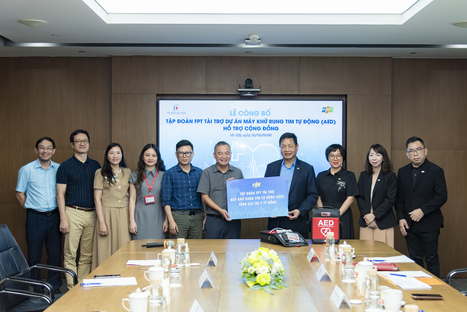 FPT Corporation grants Hanoi Medical University Hospital VND 2 billion to support the public AED project