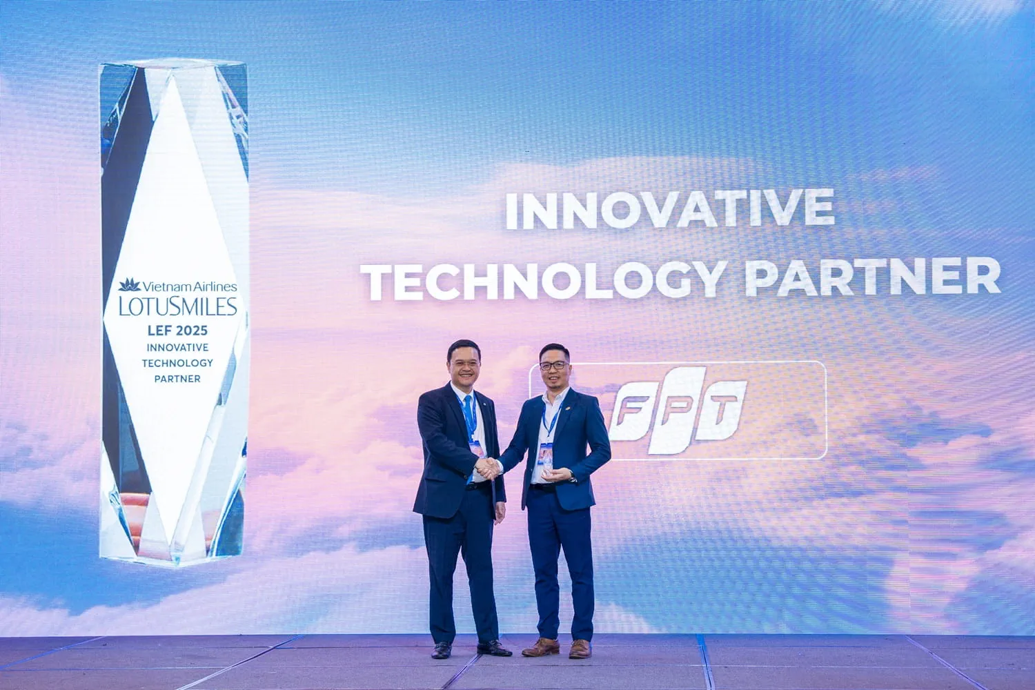 Nguyen Sy Thanh, Director of Lotusmiles (left), presents FPT with the “Innovative Technology Partner” award for its breakthrough technology solutions that enhance customer experience.