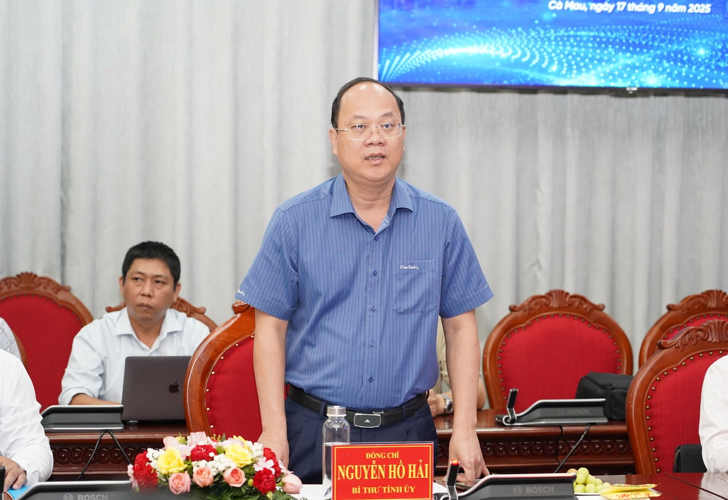 Secretary of the Provincial Party Committee Nguyen Ho Hai speaking at the ceremony.