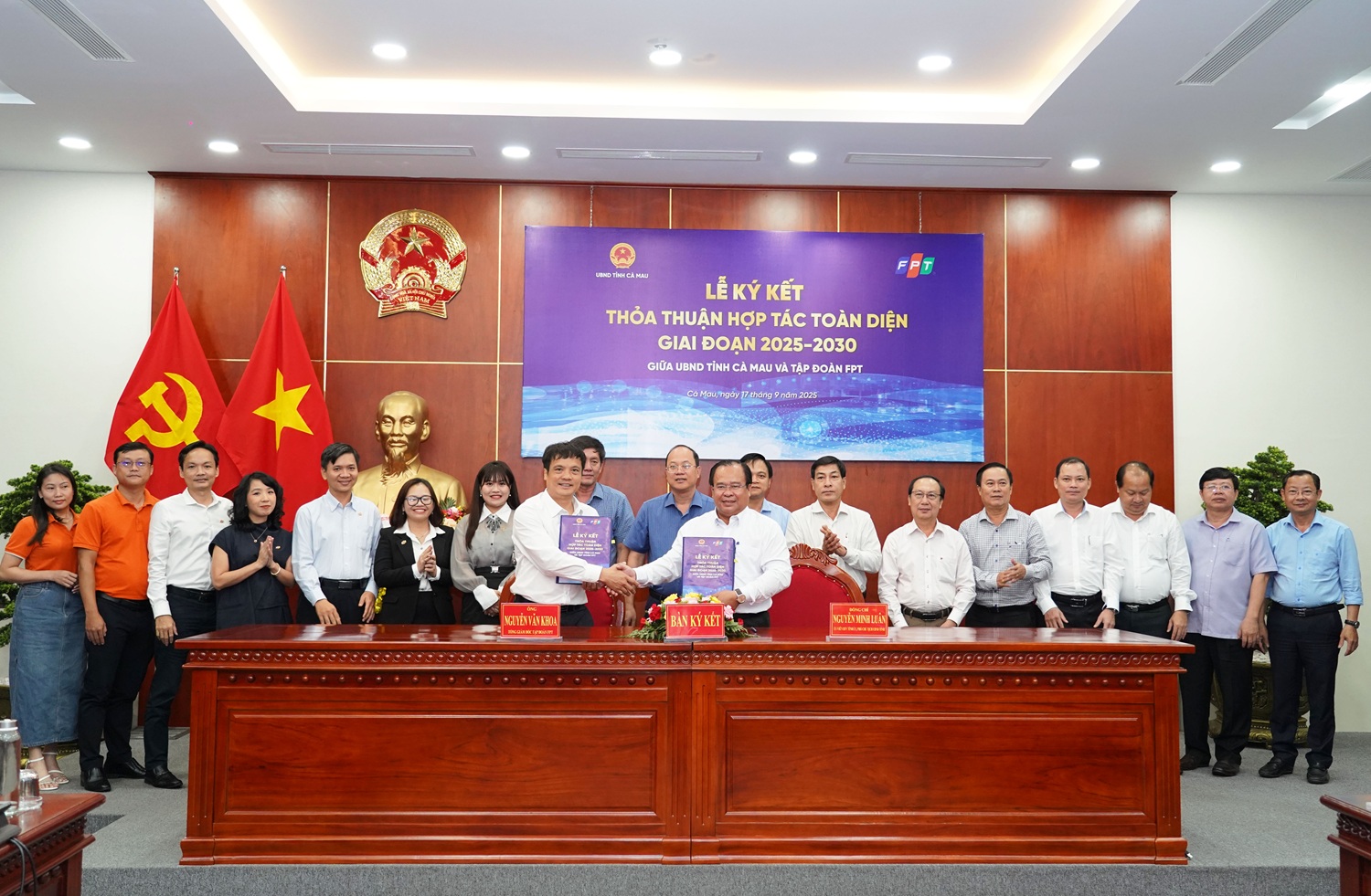 Mr. Nguyen Minh Luan – Standing Committee Member of the Provincial Party Committee, Vice Chairman of the Provincial People’s Committee, and Mr. Nguyen Van Khoa – CEO of FPT Corporation, representing the two sides in signing the comprehensive cooperation for the 2025–2030 period.