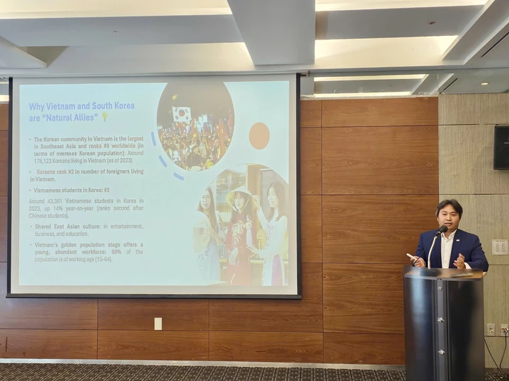 Mr. Nguyễn Vinh Quang from FPT presenting “Global Semiconductor Supply Chain Shifts and Opportunities for Vietnam”