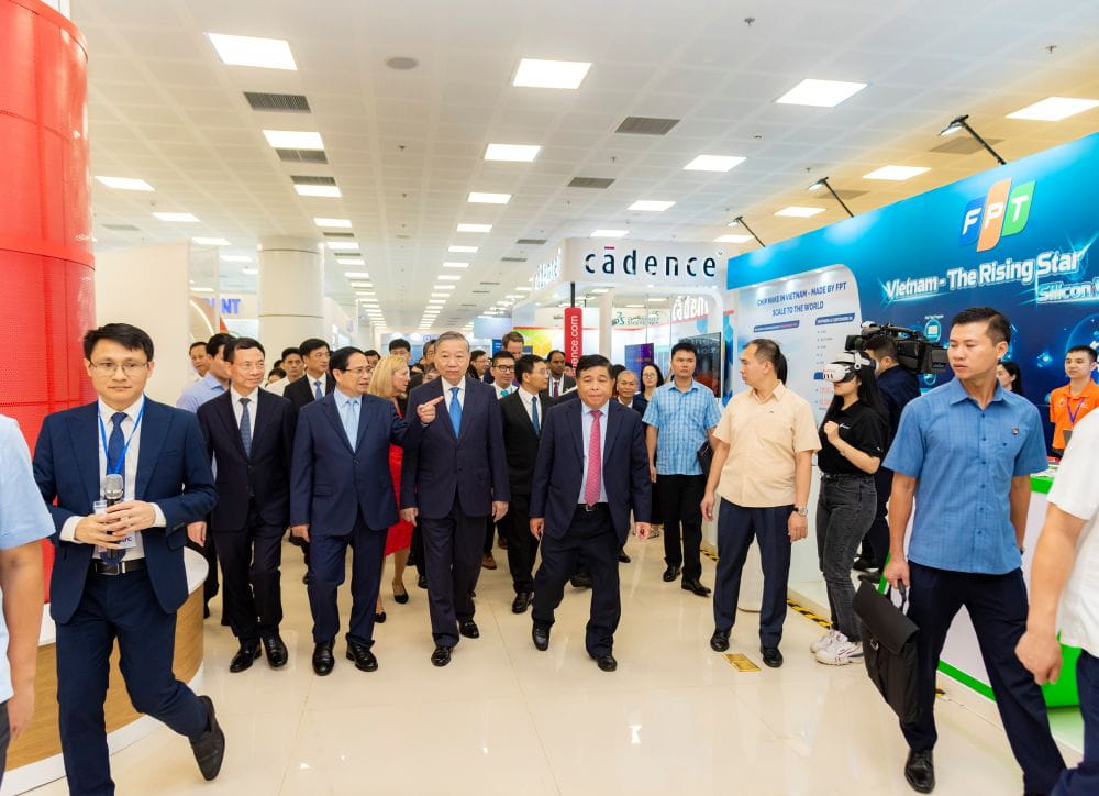 General Secretary To Lam, Prime Minister Pham Minh Chinh, and Party and State leaders visit the FPT exhibition booth.