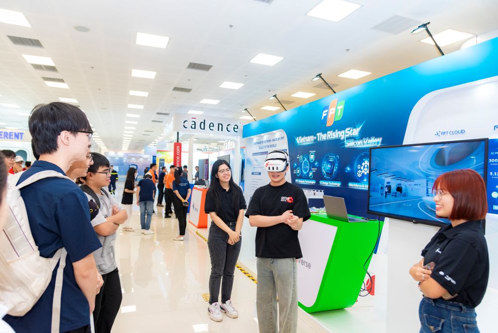 Visitors experience interactive activities at the FPT booth.