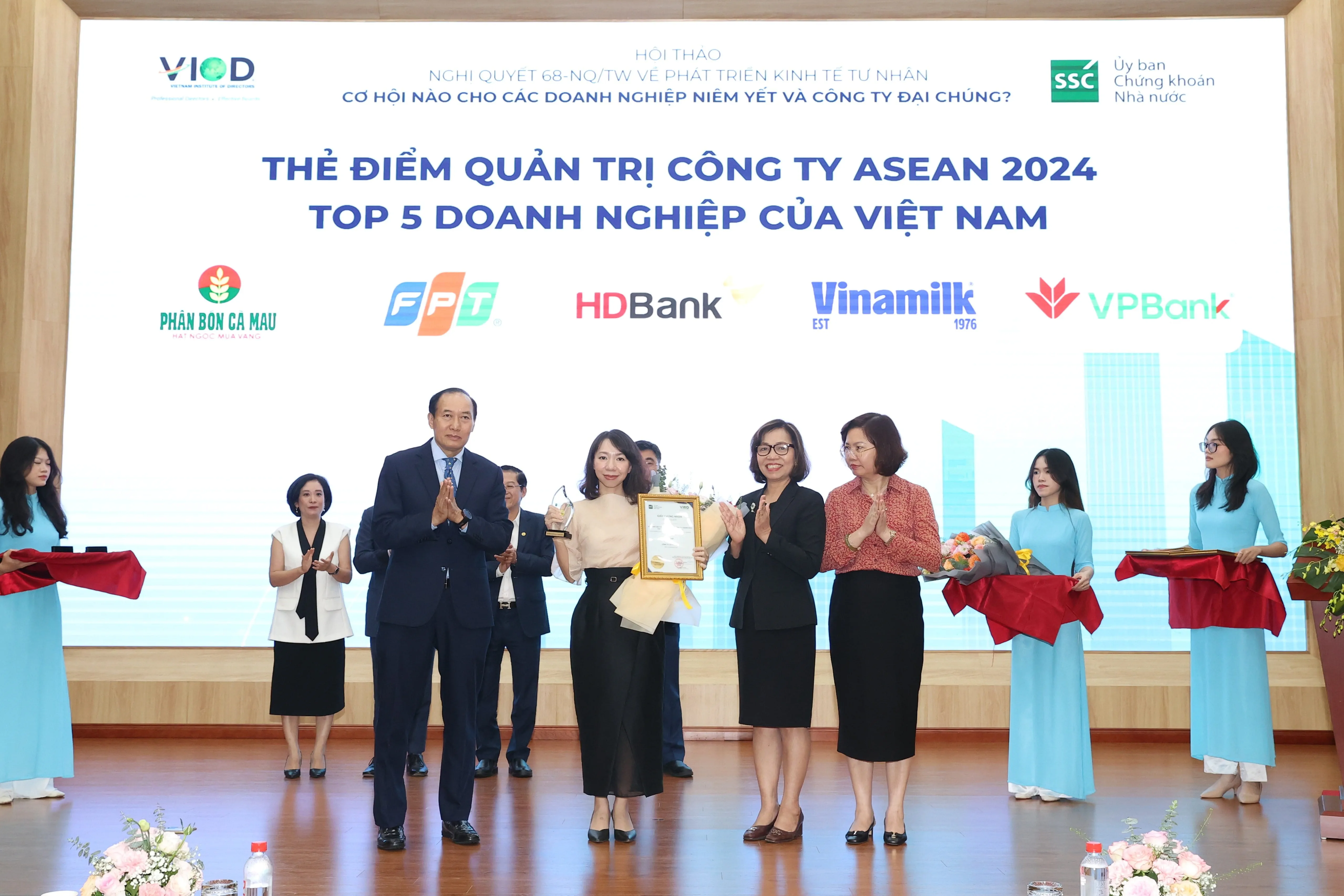 Representing FPT Corporation, Ms. Mai Thi Lan Anh, Director of FPT Communications, received the award.