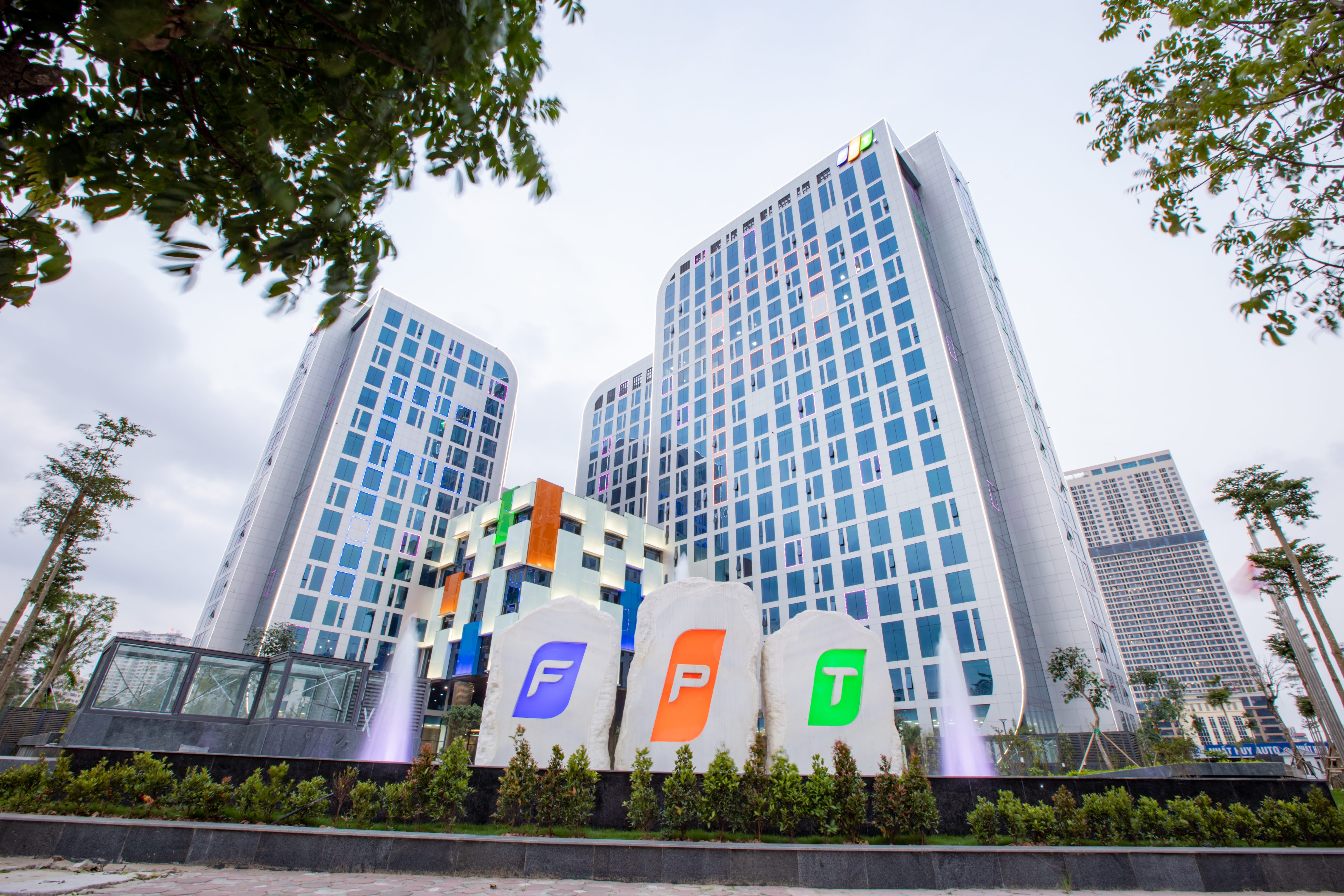 FPT recorded profit before tax of VND 6,166 billion, representing year-on-year growth of 18.5%