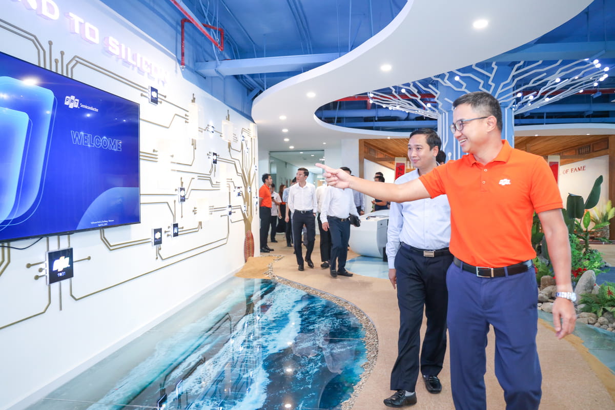 Mr. Than Minh Ngoc, representative of FPT Corporation, introducing to Bac Giang leaders the High-Tech and Semiconductor Research and Development (R&D) Center of FPT.